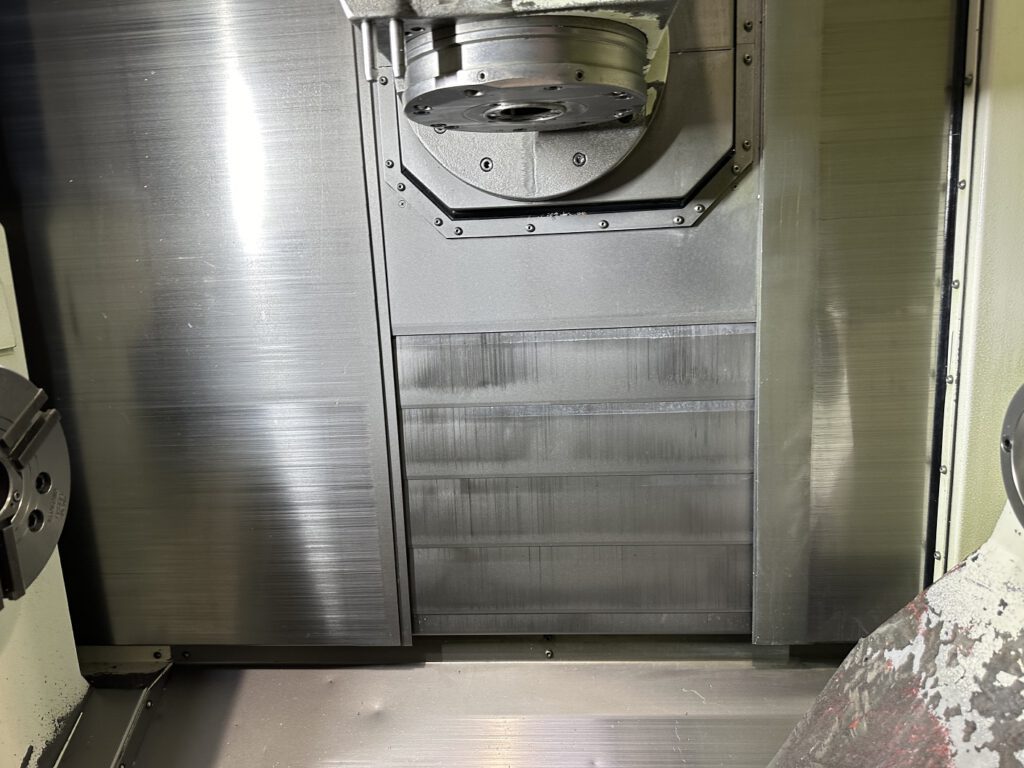 Interior view of the Mazak Integrex J-200 with a view of the covers in the work area – protective cladding for clean and safe machining
