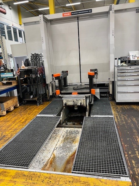 Begagnad Mazak FH 10800 – laststation för CNC-maskin sett från sidan