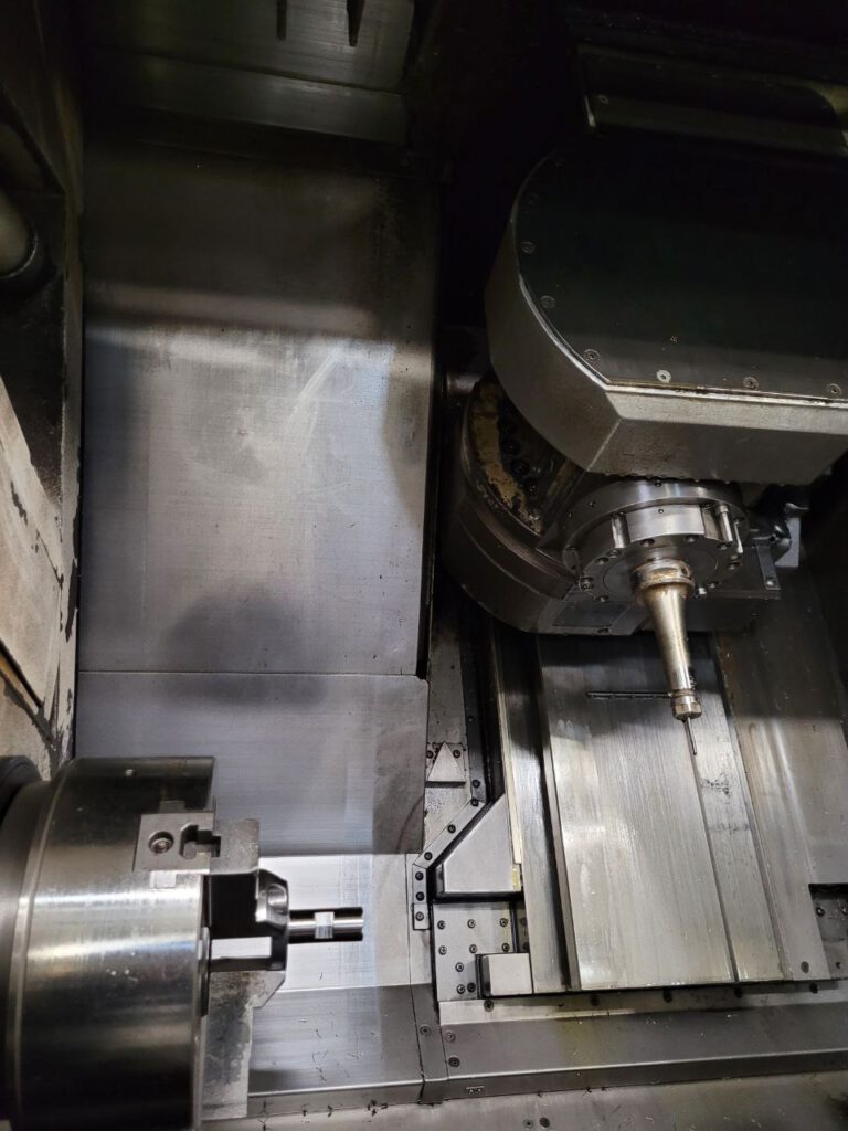 Vue intérieure Mori Seiki MT2000SZ - Espace d'usinage CNC avec broche principale et contre-broche, tourelle et axe B