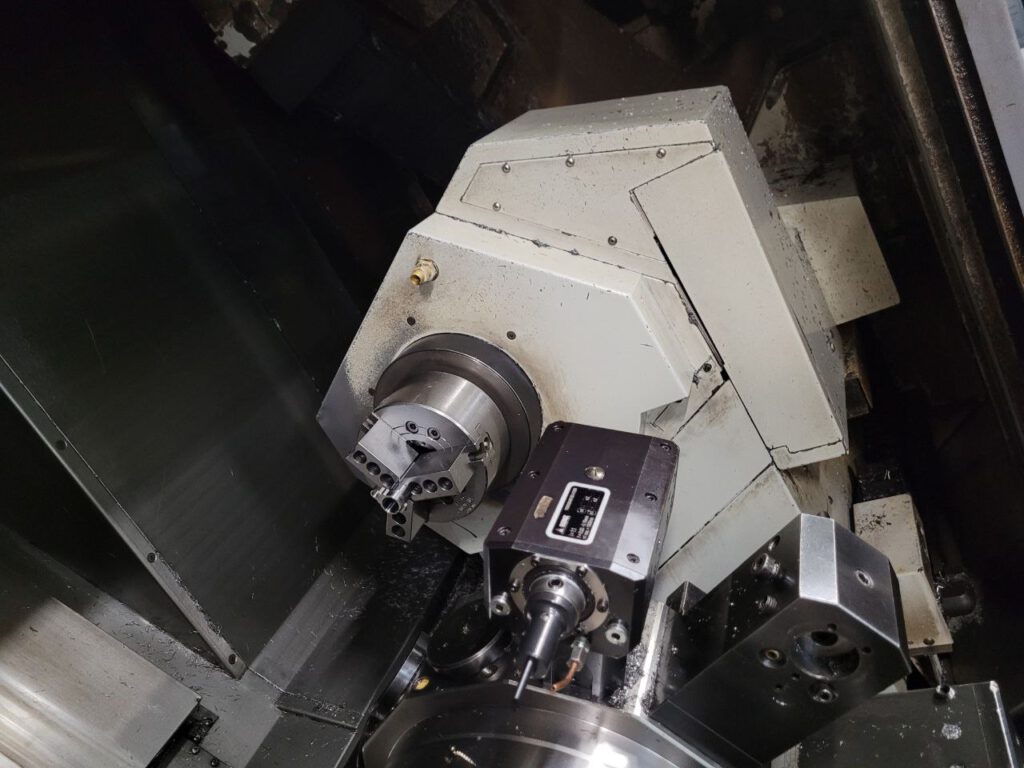 Vue intérieure côté droit Mori Seiki MT2000SZ - Zone d'usinage CNC avec broche principale et contre-broche, tourelle et axe B
