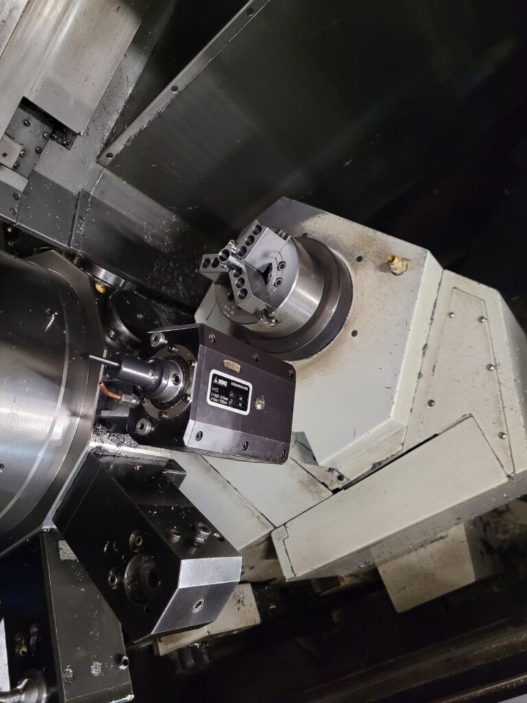 Vue de la tourelle inférieure Mori Seiki MT2000SZ - Zone d'usinage CNC avec broche principale et contre-broche, tourelle et axe B