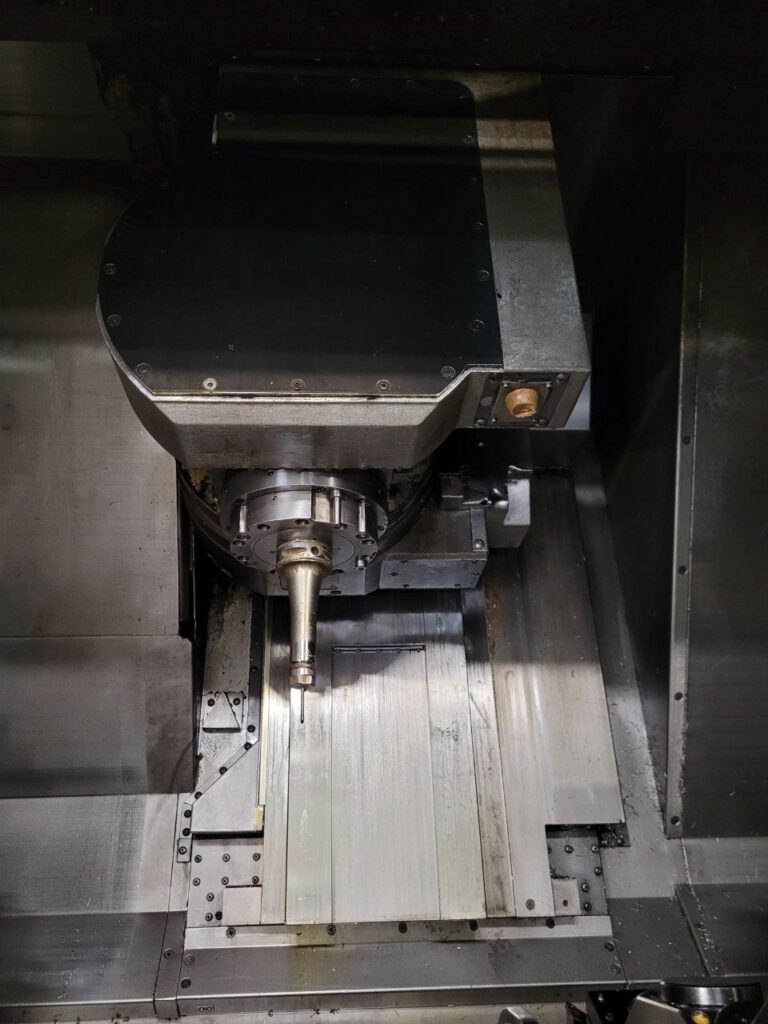 Vue intérieure de la broche de fraisage Mori Seiki MT2000SZ - zone d'usinage CNC avec broche principale et contre-broche, tourelle et axe B