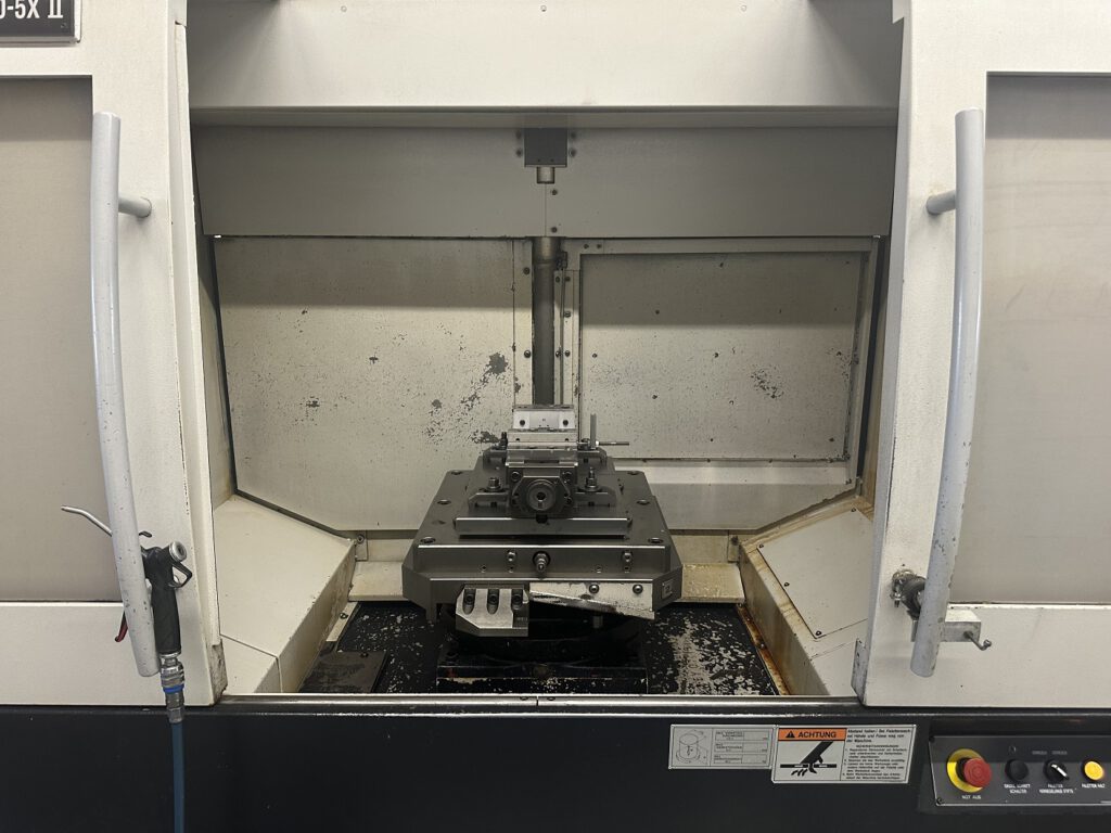 Changeur de palettes du centre d’usinage Mazak Variaxis 630-5X-II d’occasion