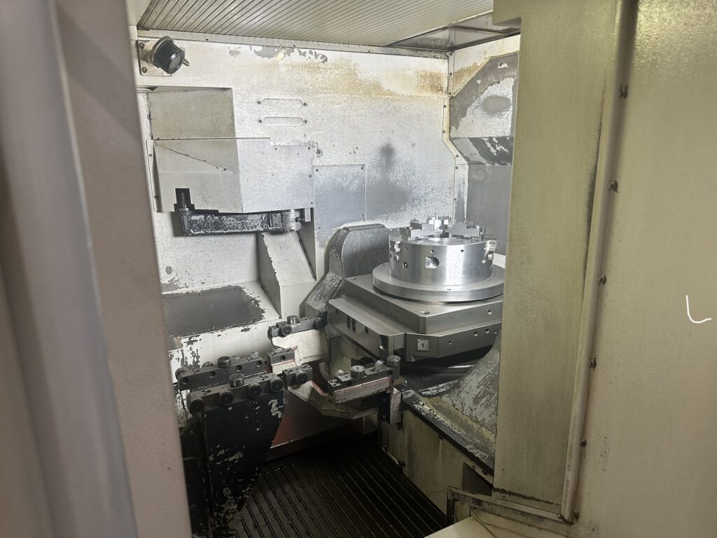 Zone d’usinage du centre d’usinage 5 axes Mazak Variaxis 630-5X-II d’occasion