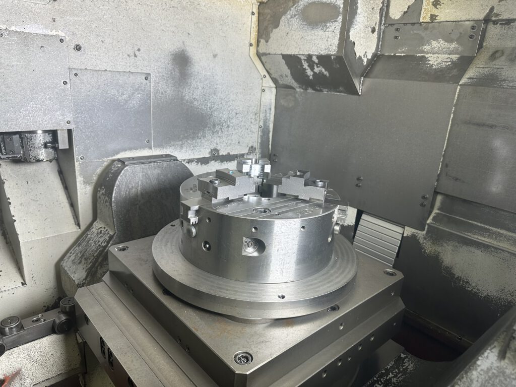 Table rotative dans la zone d’usinage du centre Mazak Variaxis 630-5X-II d’occasion