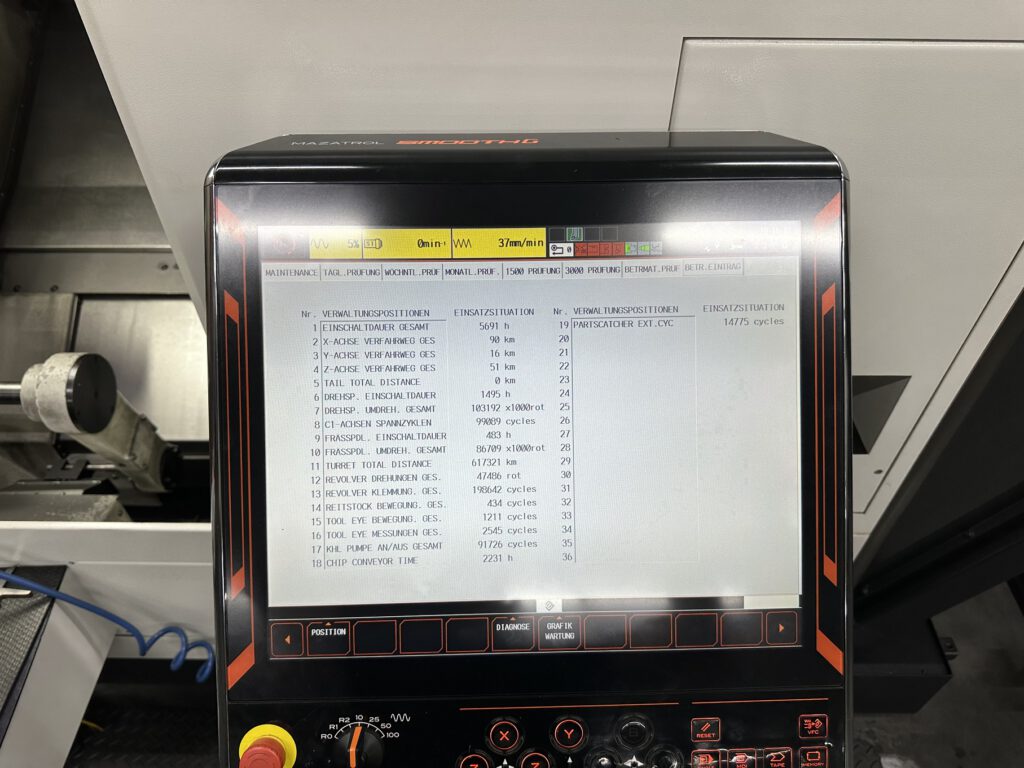 Steuerungsbildschirm der Mazak QT-250 MY mit Anzeige der Betriebsstunden