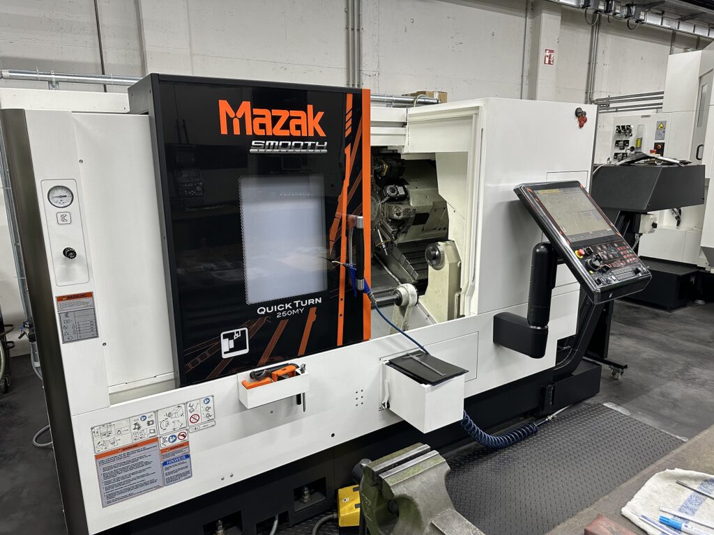 Frontansicht einer gebrauchten CNC-Drehmaschine vom Typ Mazak QT-250 MY