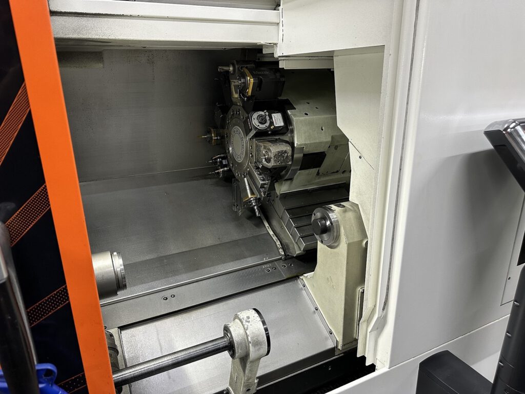 Nahaufnahme der Frontseite der Mazak QT-250 MY mit geöffneter Bedienertür