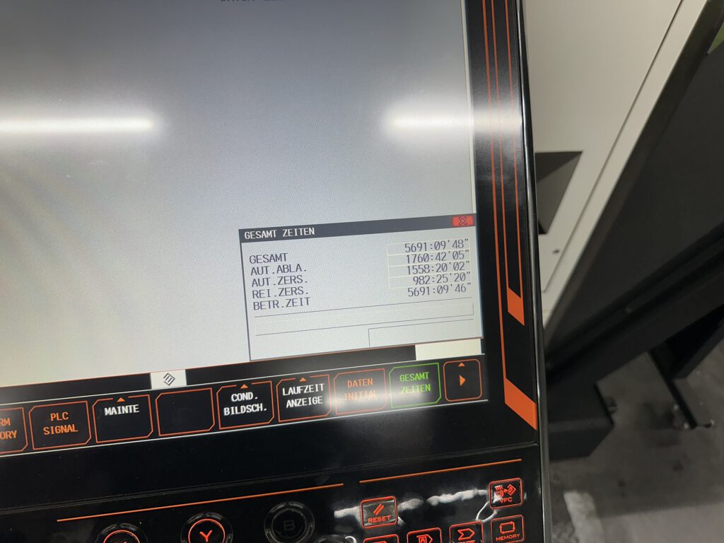 Steuerungsbildschirm der Mazak QT-250 MY mit Anzeige von Einschaltzeit und Zerspanungszeit