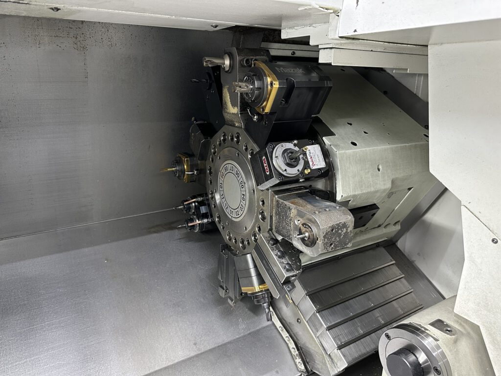 Werkzeugrevolver und Reitstock der Mazak QT-250 MY in Nahaufnahme