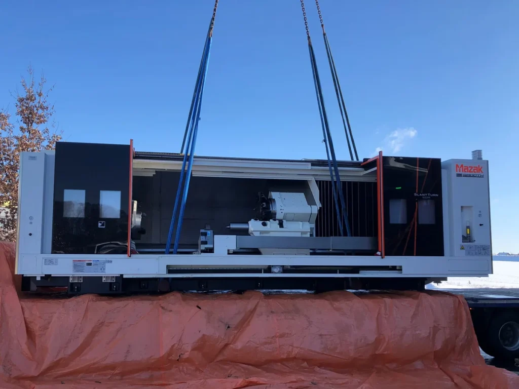 Mazak Slant Turn 500 M wird per Kran auf einen LKW verladen